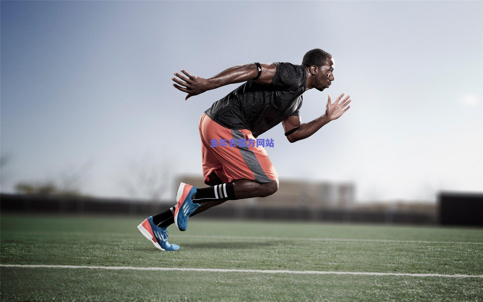 泳坛巅峰对决后的温情瞬间，胜利者的目光只为一人停留