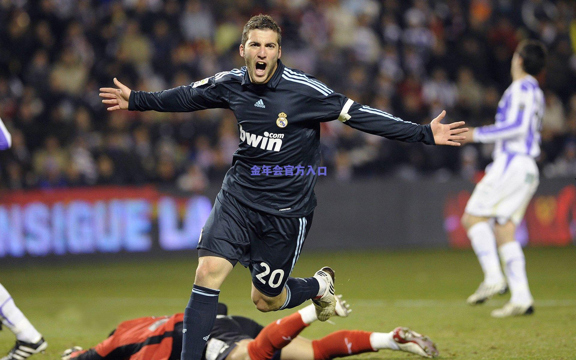 库里迎30岁后第33次40+表现,历史排名跃居第二,勇士主场力克强敌